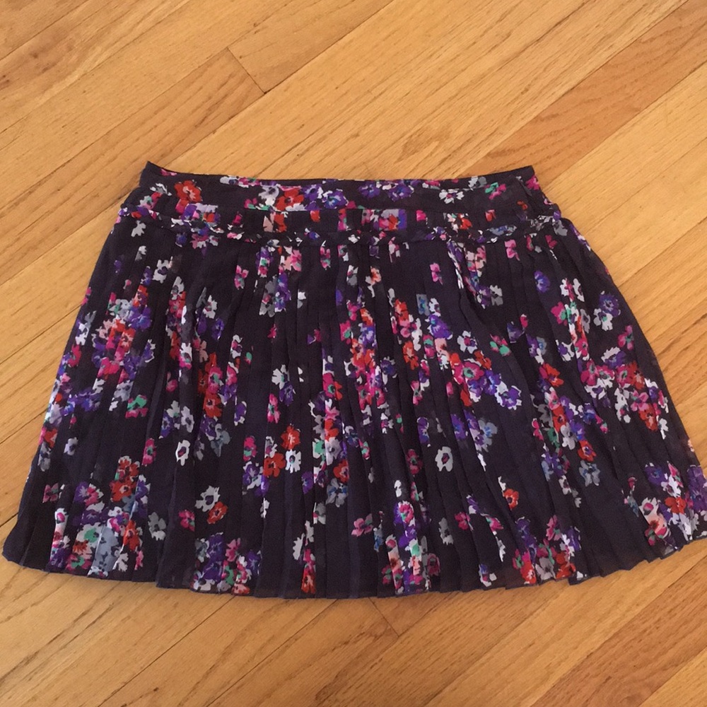 AEO- NWOT pleated floral mini skirt, size 4